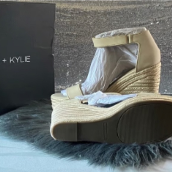 Kendall & Kylie Platforms - Picture 7 of 12